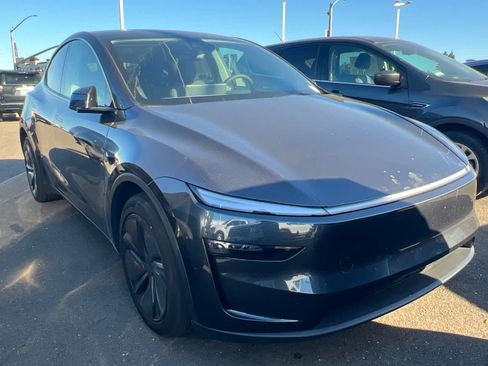 Used 2026 Tesla Model Y AWD image 3