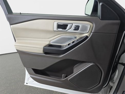 Used 2020 Ford Explorer Platinum w/ Premium Technology Package image 31