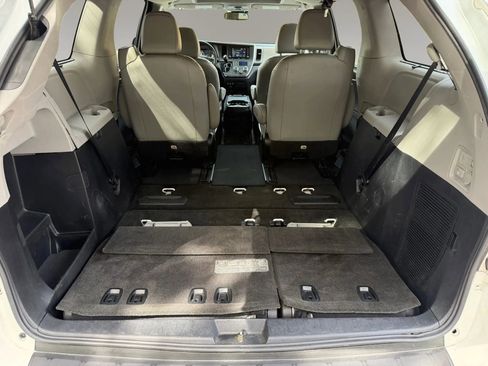 Used 2018 Toyota Sienna Limited Premium FWD image 11