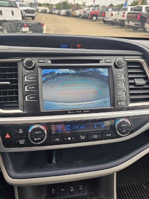 Used 2017 Toyota Highlander XLE AWD/4WD image 8