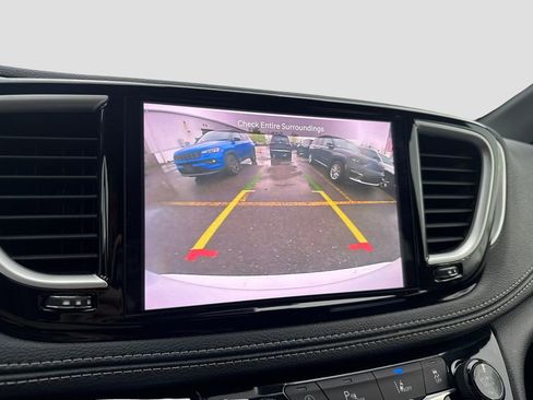 Used 2023 Chrysler Pacifica Touring FWD image 15