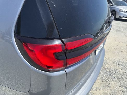 Used 2021 Chrysler Pacifica Touring-L FWD image 12