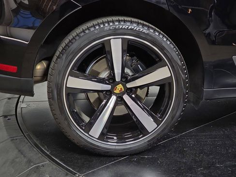 Certified 2025 Porsche Macan Turbo image 29