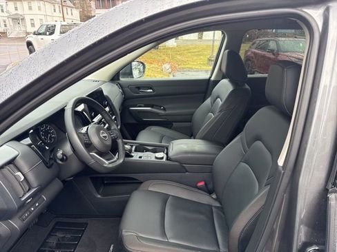 Used 2025 Nissan Pathfinder SL image 9