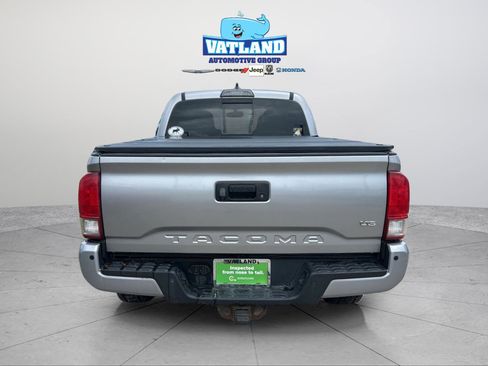 Used 2017 Toyota Tacoma TRD Off-Road w/ Premium & Technology Package AWD/4WD image 4