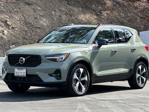 Certified 2025 Volvo XC40 B5 Plus AWD/4WD image 9