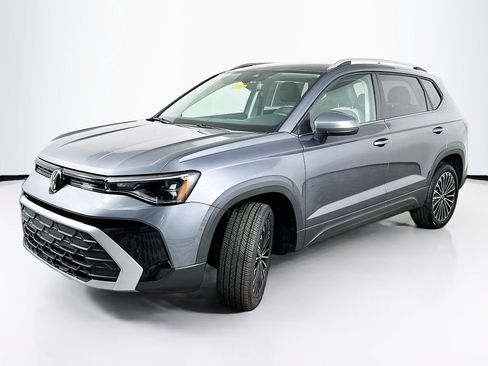 Used 2025 Volkswagen Taos SE FWD image 3