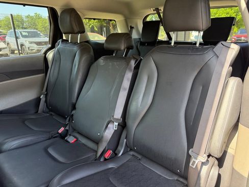 Used 2025 Kia Carnival EX FWD image 4
