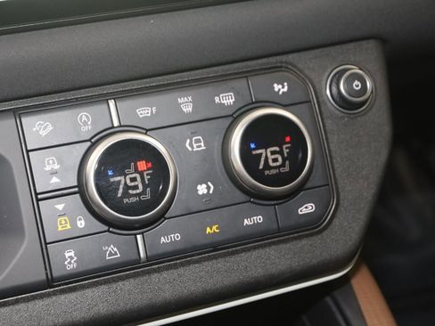 Used 2022 Land Rover Defender 110 SE image 28