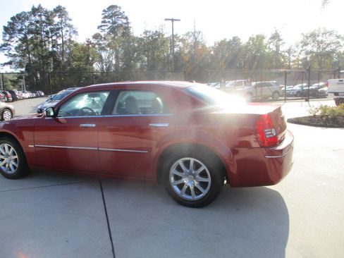 Used 2010 Chrysler 300 Touring image 8