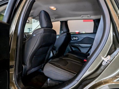 Used 2015 Jeep Cherokee Latitude AWD/4WD image 17