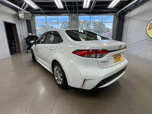 Used 2022 Toyota Corolla LE FWD image 3