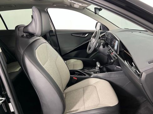 Used 2023 Kia Niro SX image 34