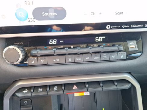 Used 2023 Toyota Tundra Limited image 29