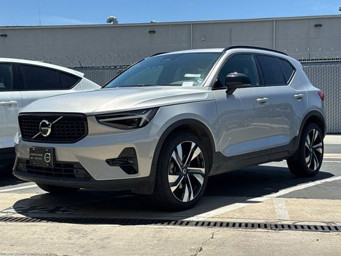 Certified 2023 Volvo XC40 B5 Ultimate AWD/4WD image 2
