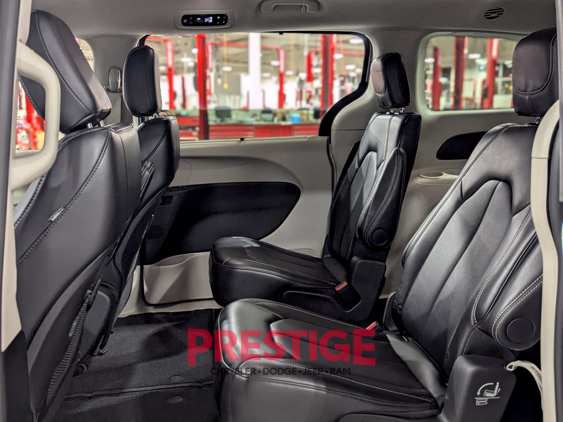 Used 2024 Chrysler Pacifica Touring-L FWD image 27
