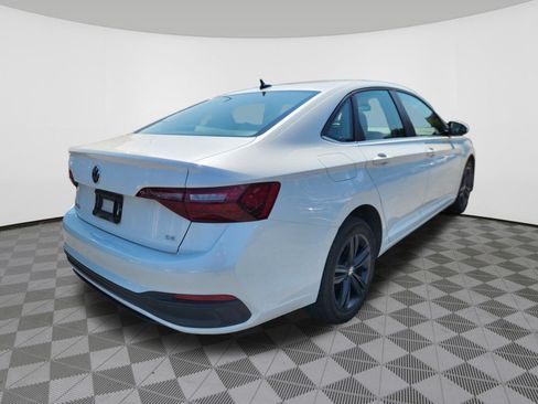 Used 2024 Volkswagen Jetta SE w/ Panoramic Sunroof Package FWD image 4