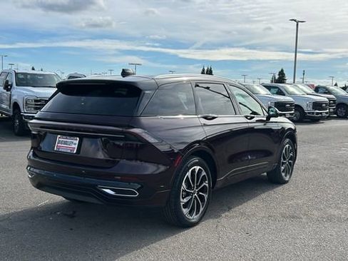 Used 2025 Lincoln Nautilus Reserve AWD/4WD image 3