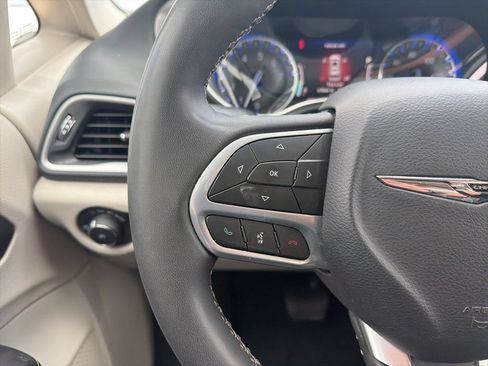 Used 2023 Chrysler Pacifica Touring-L FWD image 14