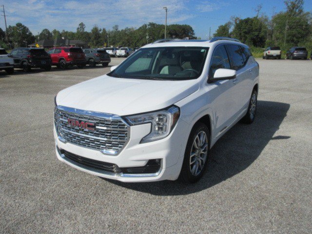 Used 2024 GMC Terrain Denali w/ Denali Premium Package AWD/4WD image 2