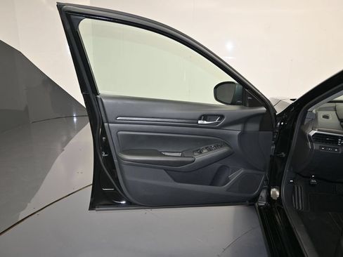 Used 2025 Nissan Altima 2.5 SV FWD image 10