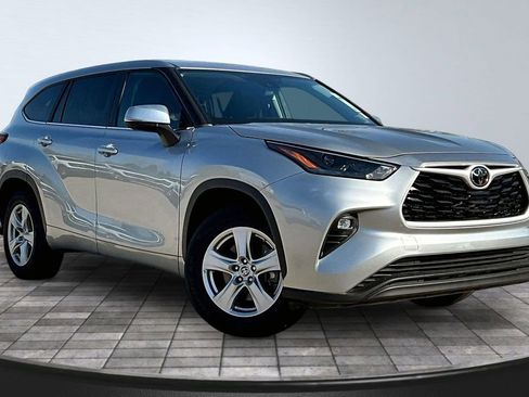 Used 2023 Toyota Highlander LE FWD image 3