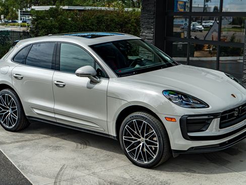 Used 2025 Porsche Macan AWD/4WD image 14