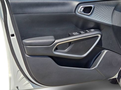 Certified 2025 Kia Soul LX w/ LX Technology Package FWD image 15