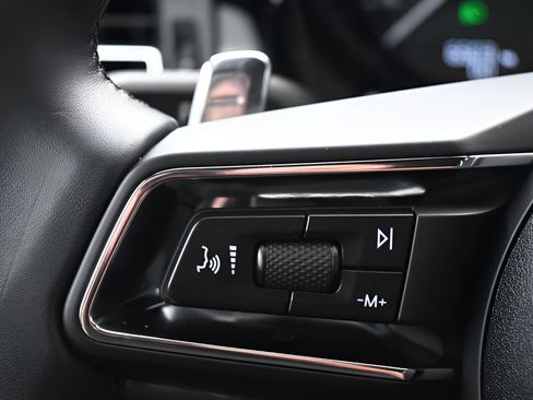 Certified 2025 Porsche Macan AWD/4WD image 22