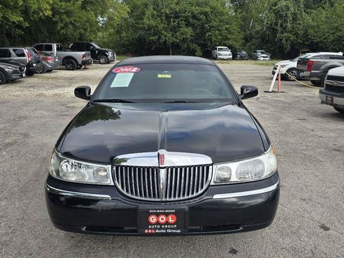 Used 2002 Lincoln Town Car Executive RWD image 2