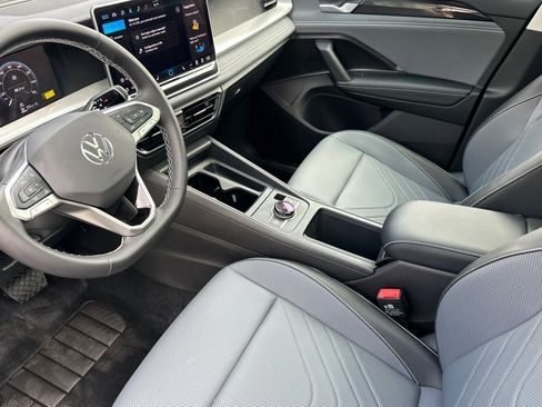 New 2025 Volkswagen Tiguan SE image 8