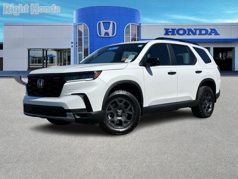 Used 2025 Honda Pilot TrailSport image 2