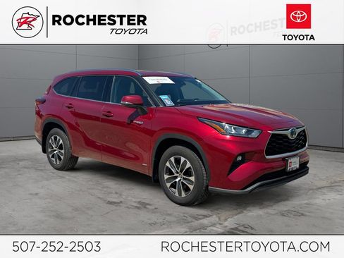 Certified 2020 Toyota Highlander XLE AWD/4WD image 1