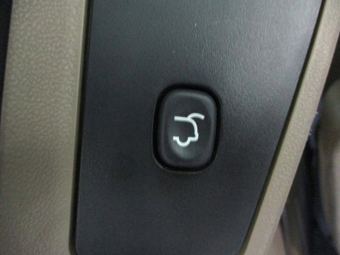 Used 2014 Chrysler Town & Country Touring image 16