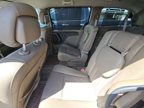 Used 2014 Chrysler Town & Country Touring FWD image 19