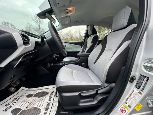 Used 2022 Toyota Prius LE image 7