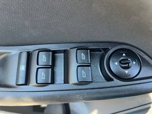 Used 2016 Ford Focus SE w/ SE Cold Weather Package FWD image 17