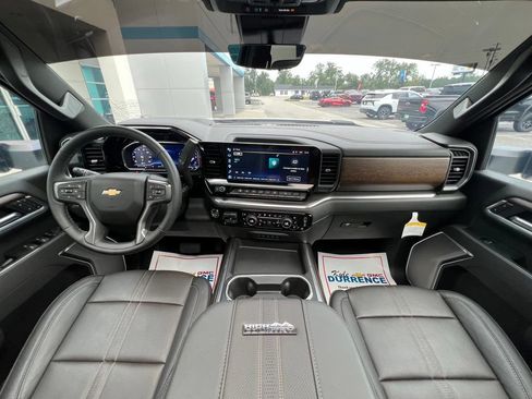 Used 2025 Chevrolet Silverado 2500 High Country w/ Technology Package AWD/4WD image 2