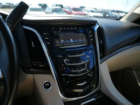 Used 2019 Cadillac Escalade ESV Luxury AWD/4WD image 13