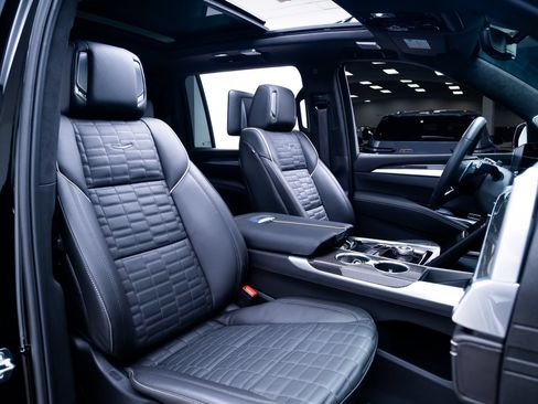 Used 2025 Cadillac Escalade ESV V AWD/4WD image 27