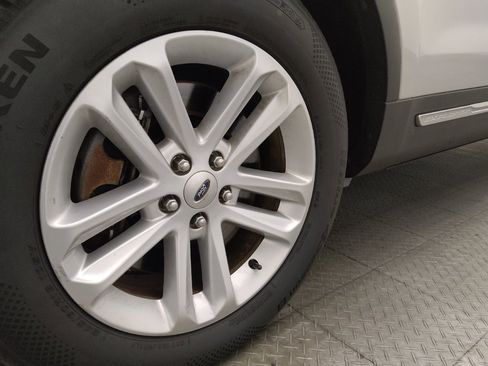 Used 2017 Ford Explorer XLT image 31