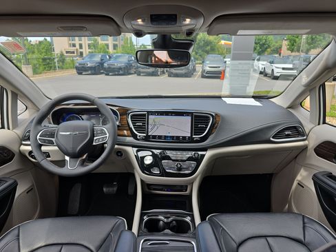 Used 2023 Chrysler Pacifica Limited w/ Uconnect Theater Family Group AWD/4WD image 16