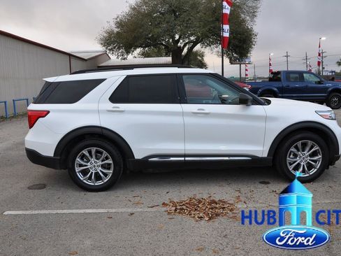 Used 2020 Ford Explorer XLT w/ Equipment Group 202A image 6