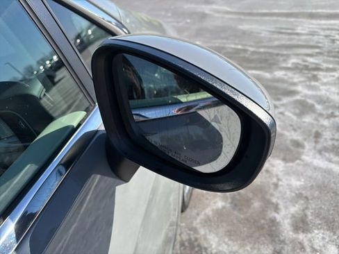Used 2023 Chrysler Pacifica Touring-L FWD image 6