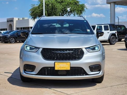 Certified 2023 Chrysler Pacifica Limited w/ S Appearance Package AWD/4WD image 2