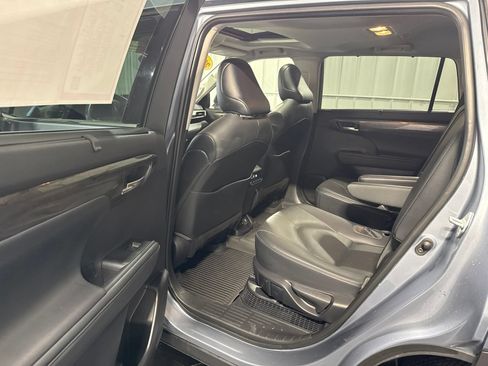 Used 2021 Toyota Highlander Limited AWD/4WD image 18