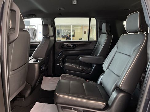 Used 2025 Chevrolet Suburban Premier AWD/4WD image 16