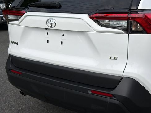 Used 2022 Toyota RAV4 LE FWD image 5