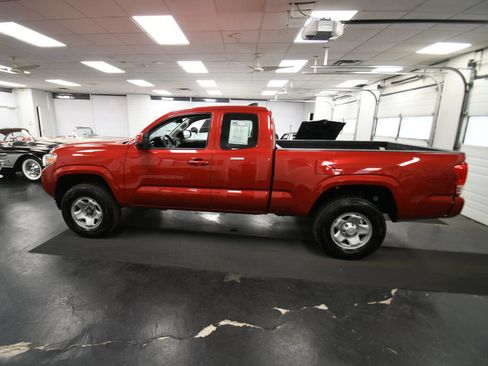 Used 2017 Toyota Tacoma SR w/ SR Convenience Package AWD/4WD image 4