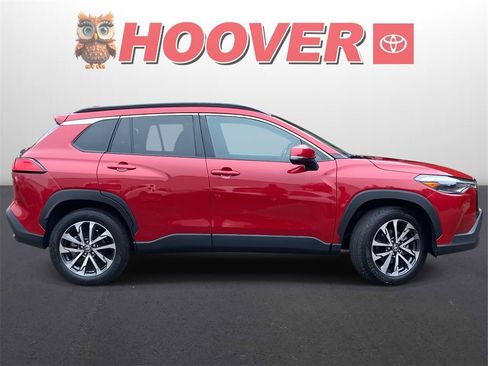 Used 2023 Toyota Corolla Cross XLE image 2